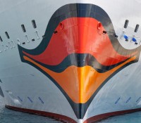 Markierungen zu den drei Bugstrahlrudern auf beiden Seiten des Bugs