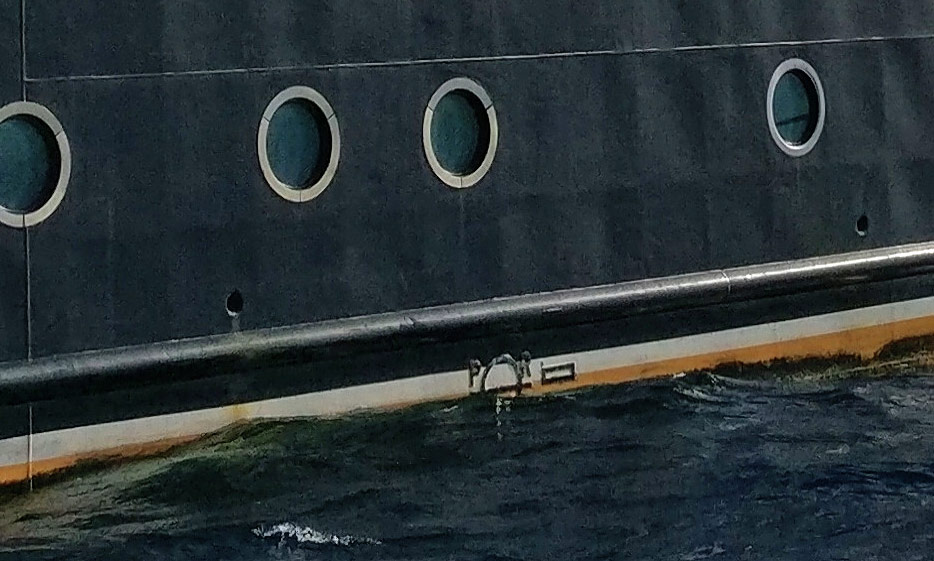 Freibordmarke (Plimsoll Mark oder Plimsoll Line) an der Bordwand einer großen Segelyacht