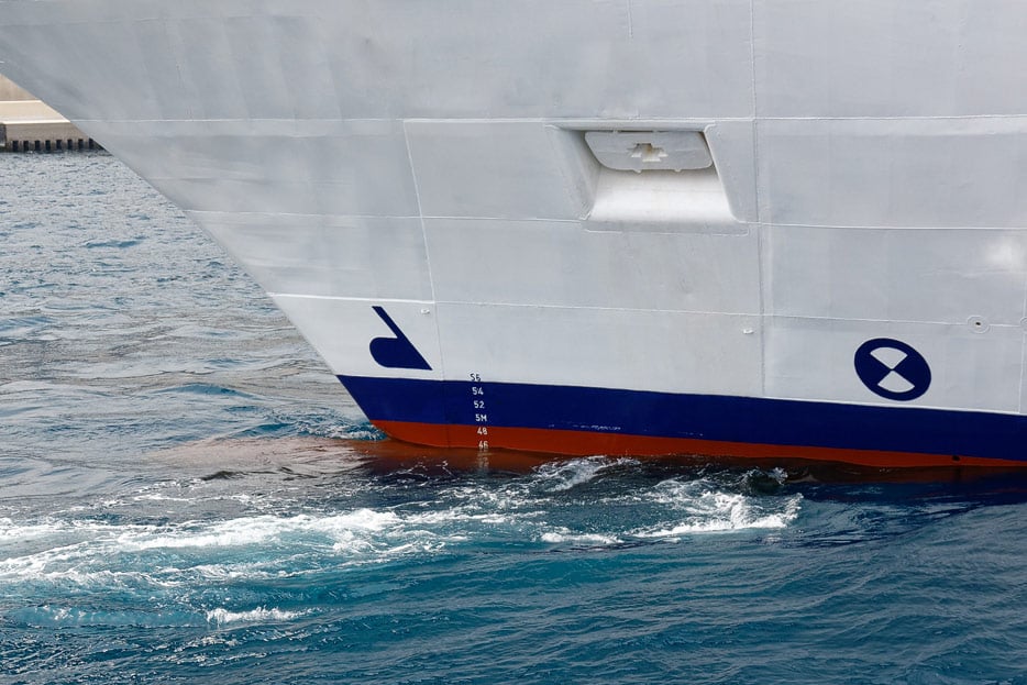 Markierungen am Rumpf von Kreuzfahrtschiffen