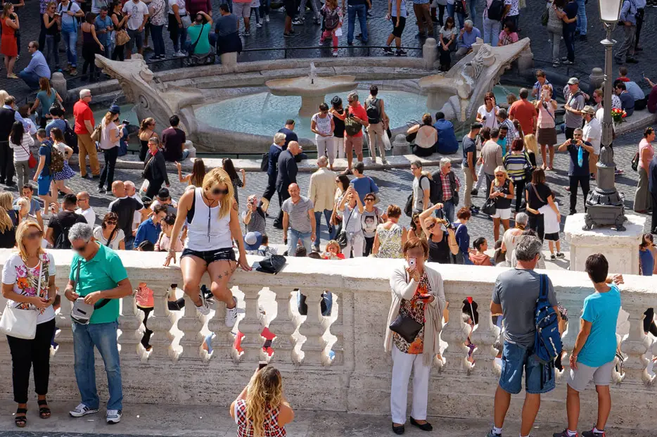 Touristen an der Spanischen Treppe in Rom
