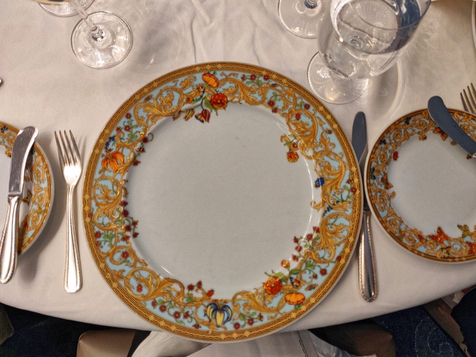 Versace-Vorlegeteller im Main Dining Room