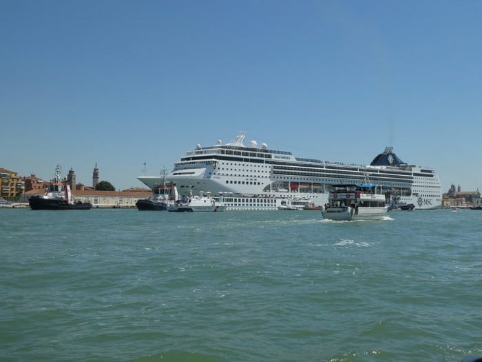 MSC Opera und River Countess (Bild: Carsten Fister)