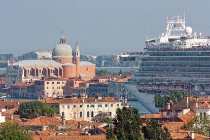 Kreuzfahrtschiff in Venedig