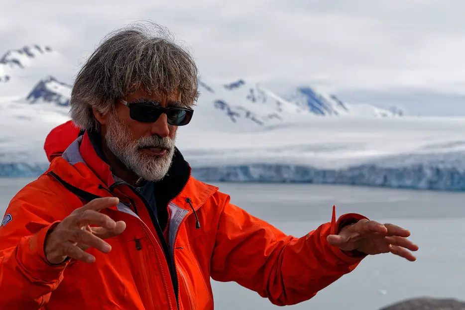 Geologe John Buchanan erklärt den Samarin-Gletscher - bis Belugas ihm die Show stehlen