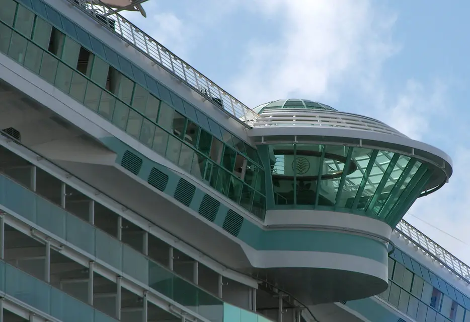 Außenansicht der Glasfront des Pooldecks (Archivbild von 2009 des weitgehend baugleichen Schwesterschiffs Liberty of the Seas)
