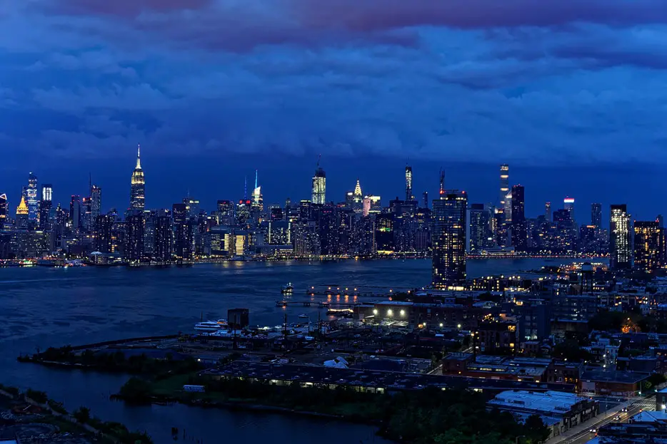 Manhattan-Skyline, Blick von der Rooftop-Bar des Westlight in Brooklyn