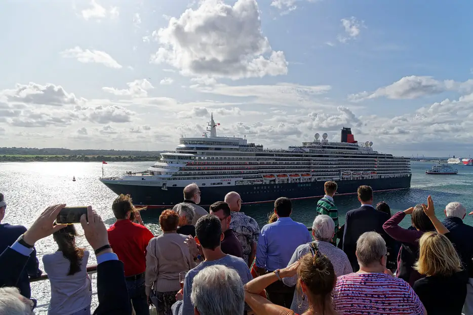 Queen Elizabeth passiert die Queen Mary 2 in Southampton