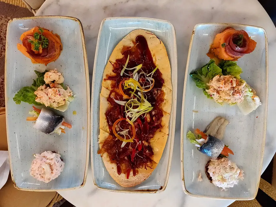 Flatbread und Seafood-Plate in der Carinthia Lounge
