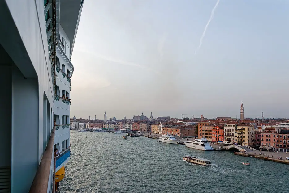 Blick von einem großen Kreuzfahrtschiff bei der Einfahrt nach Venedig