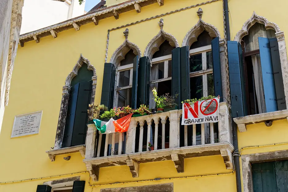 No Grande Navi: Protest-Plakat am Balkon eines Hauses in Venedig