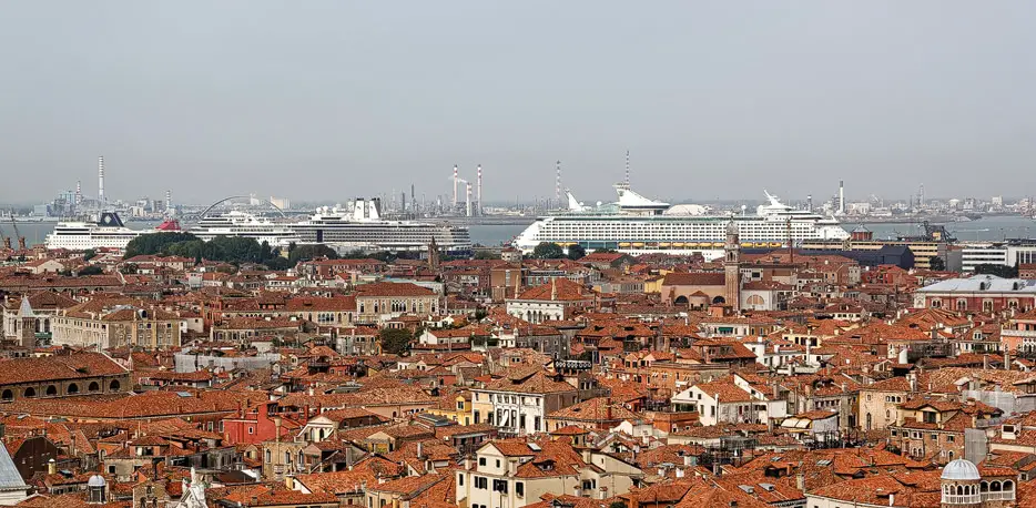 Kreuzfahrthafen von Venedig, Hinterrund die Ölindustrie am Festland