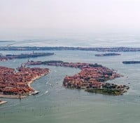 Blick auf Venedig und die Anfahrtsroute der Kreuzfahrtschiffe (Giudecca-Kanal) aus dem Flugzeug