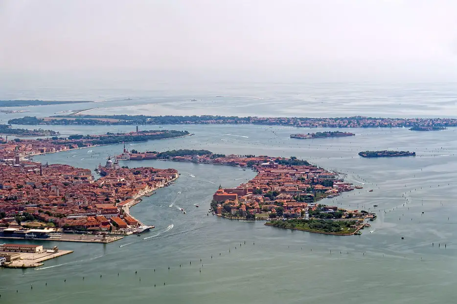 Blick auf Venedig und die Anfahrtsroute der Kreuzfahrtschiffe (Giudecca-Kanal) aus dem Flugzeug