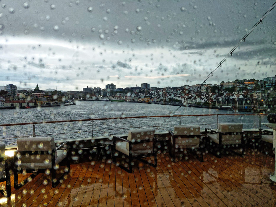 Blick aus der Observation Lounge: Einfahrt nach Stavanger bei starkem Regen