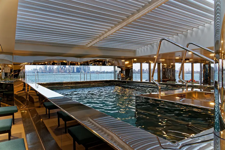 Indoor-Pool im Yacht Ylub