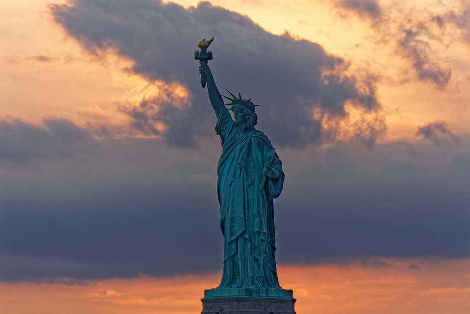Sonnenuntergang hinter der Freiheitsstatue, New York
