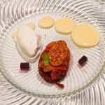 Schokoladentarte mit karamelisierten Birnen und Vanille-Mascarpone-Eiscreme