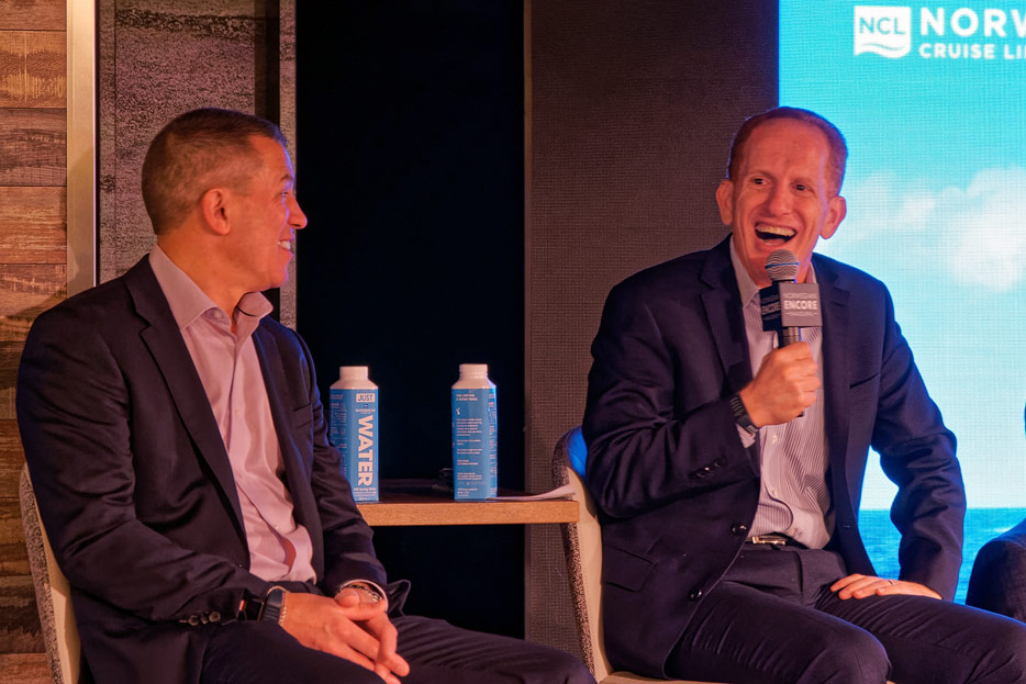 Harry Sommer auf der Norwegian Encore mit seinem Vorgänger Andy Stuart (links).