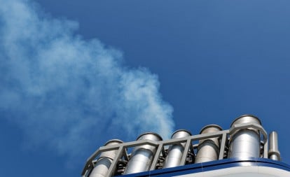 rauchender Schiffsschornstein