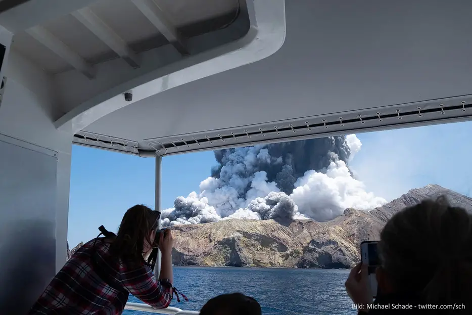 Vulkanausbruch auf White Island, Neuseeland (Bild: Michael Schade - twitter.com/sch)