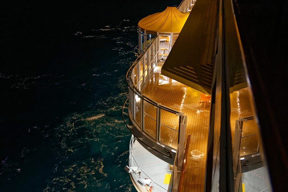 nächtlicher Blick auf die Promenade von oben