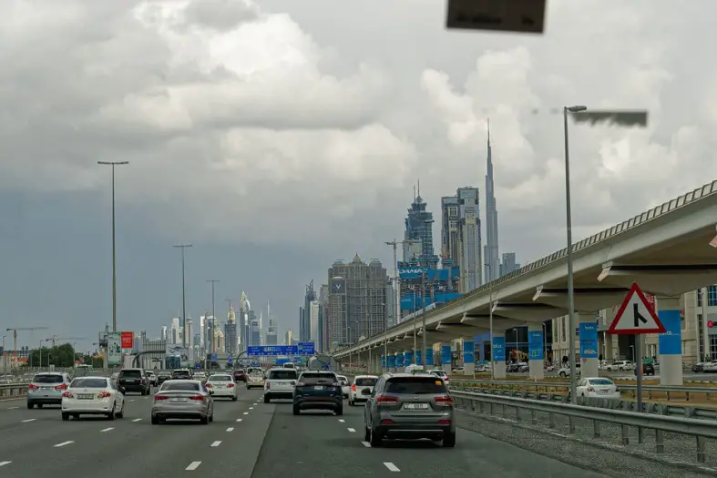 eine der schmaleren Autobahnen in Dubai mit nur sechs Spuren