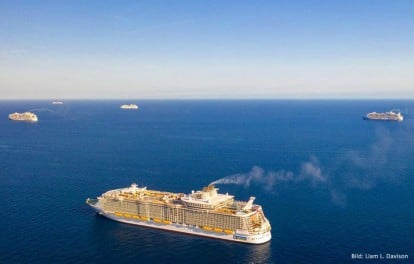 Kreuzfahrtschiffe vor Anker nahe Freeport, Grand Bahamas (Bild: Liam L. Davison)