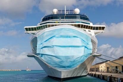 Kreuzfahrtschiff mit Covid-19-Mundschutz-Maske