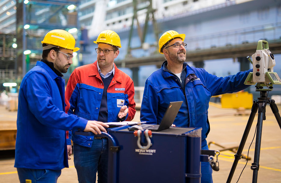 Vermessungen in einer der Bauhallen der Meyer Werft in Papenburg (Bild: Michael Wessels / Meyer Werft)