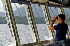 Ausblick auf der Brücke eines Kreuzfahrtschiffs