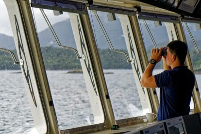 Ausblick auf der Brücke eines Kreuzfahrtschiffs