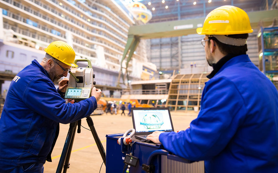 Vermessung mit dem Tachymeter (Bild: Michael Wessels / Meyer Werft)