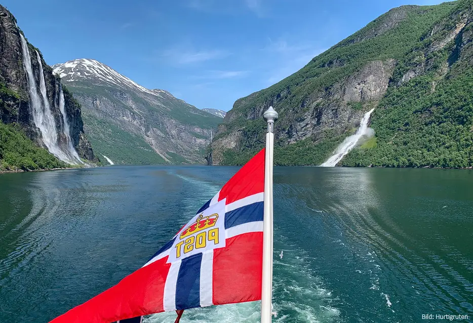 Mit der Finnmarken im Geiranger-Fjord am 17. Juni 2020 (Bild: Hurtigruten)