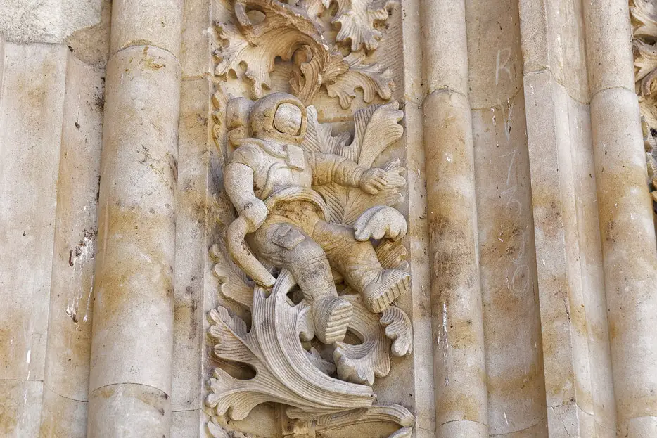 Astronaut in der Fassade der Kathedrale