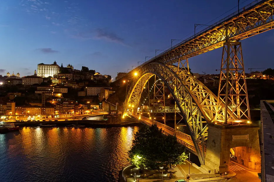 „Dom Luís I“-Brücke nach Sonnenuntergang