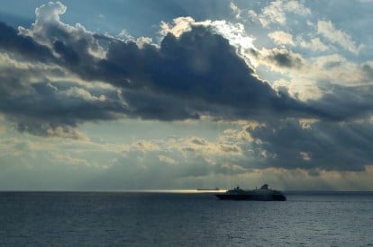 Kreuzfahrtschiff im Sonnenuntergang