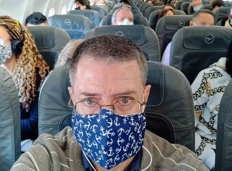 mit Maske bei Lufthansa im Flugzeug