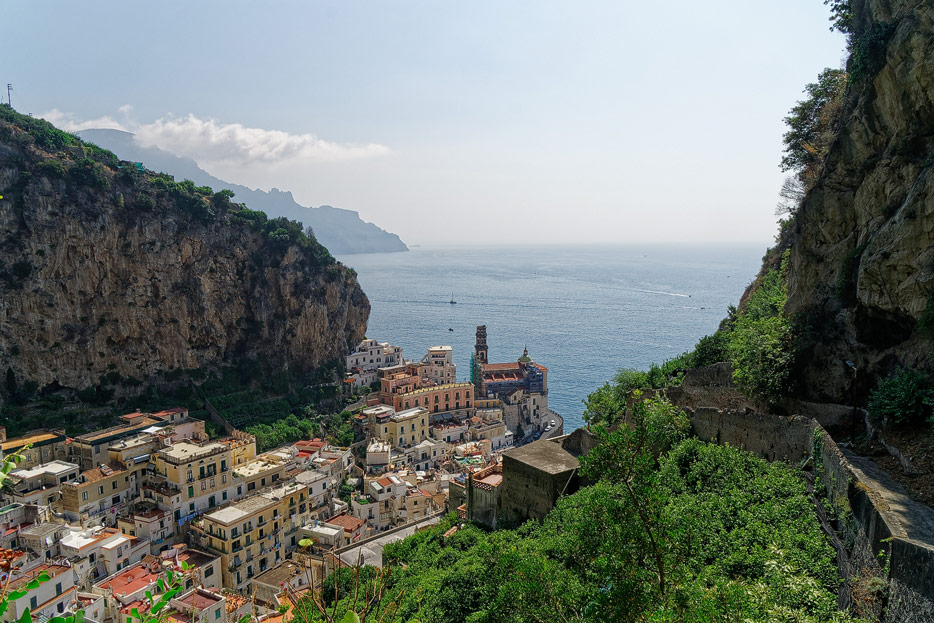 Blick auf Amalfis Nachbarort Atrani