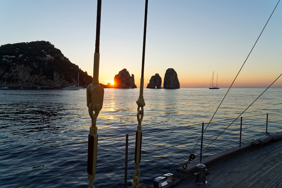 Sonnenaufgang hinter den Faraglioni von Capri