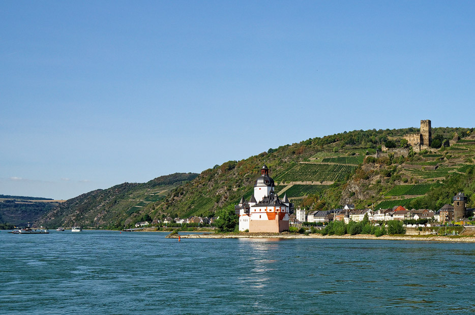 Zollburg Pfalzgrafenstein und Burg Gutenfels (im Hintergrund)