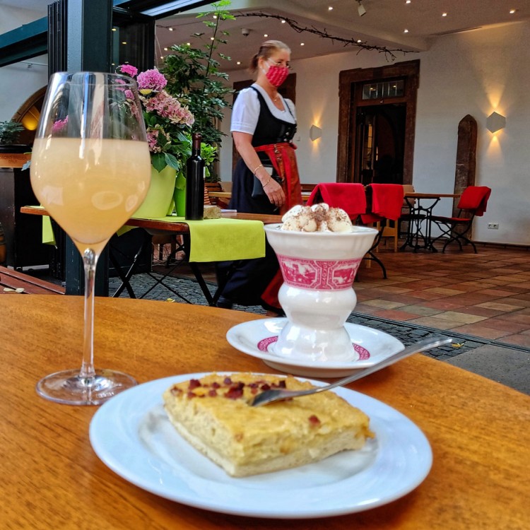 Federweißer, Zwiebelkuchen udn Rüdesheimer Kaffee