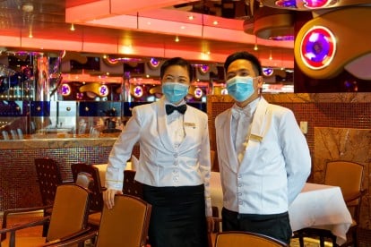 Kellner mit chirurgischer Maske