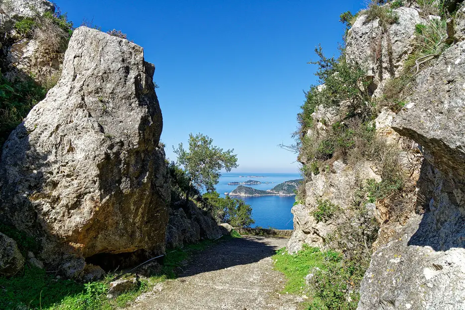 Blick vom Eselspfad auf die Bucht von Agios Georgios