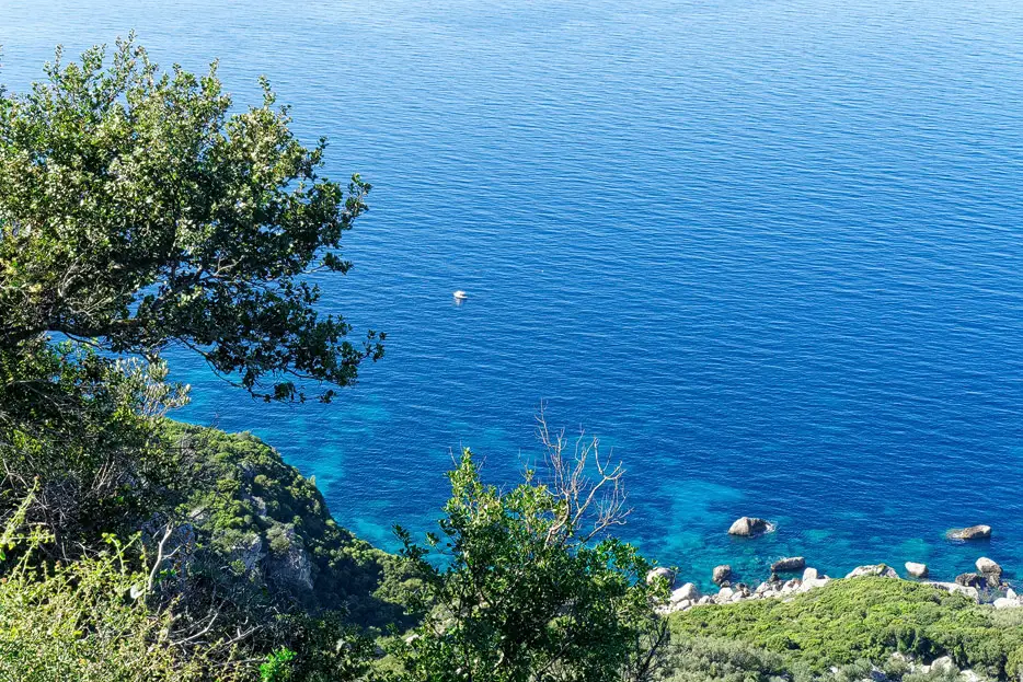 Blick vom Eselspfad auf die Bucht von Agios Georgios