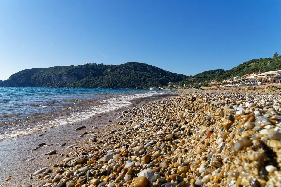 am Strand von Agios Georgios Pagi