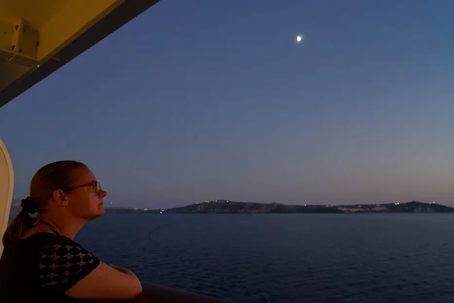 im Mondlicht nach Sonnenuntergang bei Santorin