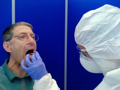 Probenentnahme zum Antigen-Test (Archivbild, weil in Triest Fotografieren verboten war)