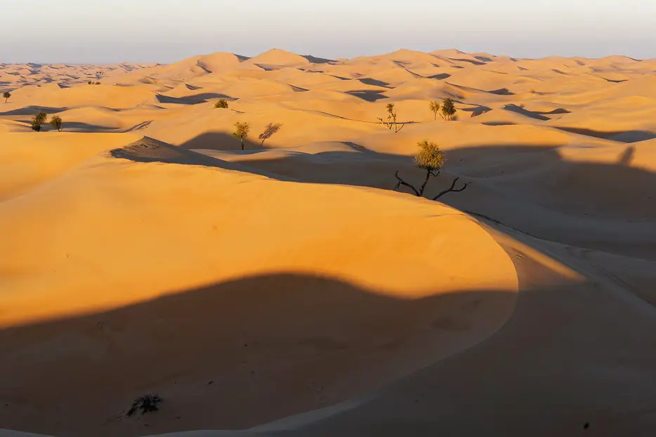 Sonnenaufgang mitten in der Wüste von Abu Dhabi