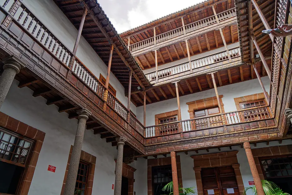 Innenhof mit andalusischen Balkonen
