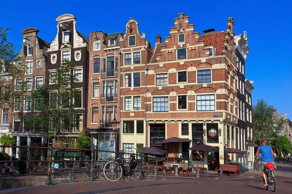 Häuser in Amsterdam (Bild: Boat Bike Tours)